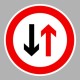 KRESZ tábla, Közúti jelzőtábla - "B" Áthaladási elsőbbséget szabályozó jelzőtáblák - Szembejövő forgalom elsőbbsége
