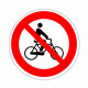 Kerékpárral behajtani tilos!