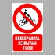 Kerékpárral behajtani tilos!