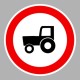 Mezőgazdasági vontatóval behajtani tilos
